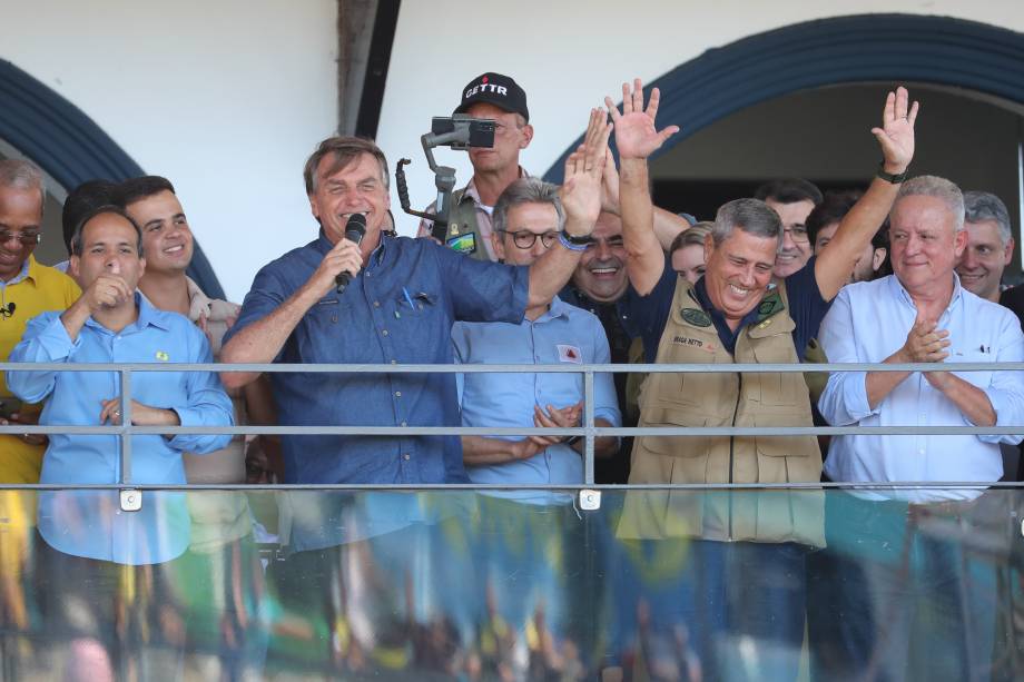 Uberaba - MG, 30/04/2022- Presidente da República Jair Bolsonaro e o ex ministro da Defesa Braga Netto, no palanque.