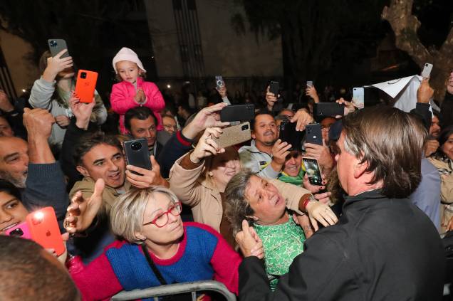 Campos do Jordão - SP, 13/05/2022- Presidente da República Jair Bolsonaro, cumprimenta apoiadores em sua chegada. Campos do Jordão - SP, 13/05/2022- Presidente da República Jair Bolsonaro, cumprimenta apoiadores em sua chegada.