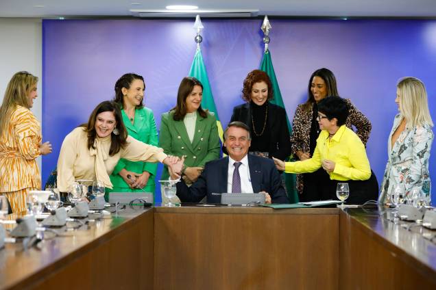 Brasília - DF, 24/05/2022-Bolsonaro com mulheres congressistas, na assinatura do Projeto de Lei nº 1.36021. Brasília - DF, 24/05/2022-Bolsonaro com mulheres congressistas, na assinatura do Projeto de Lei nº 1.36021.