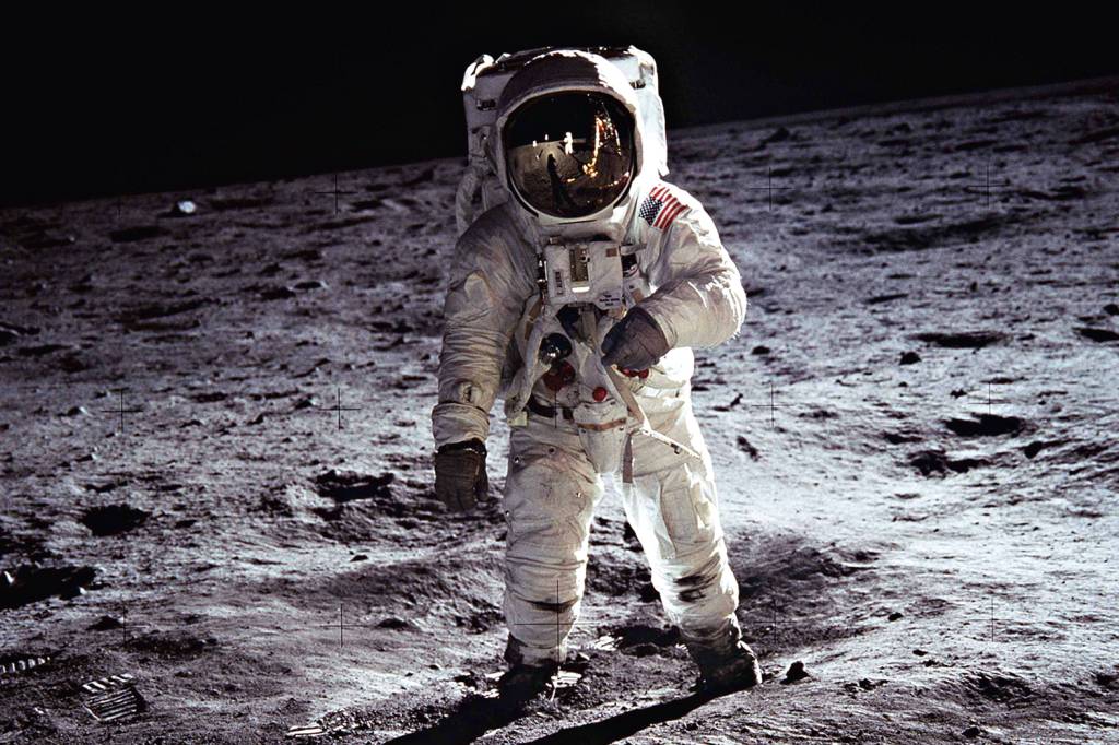 BUZZ-ALDRIN-ASTRONAUTA-LUA-NASA-1969-1.JPG NA LUA - Neil Armstrong em 1969: veste desajeitada -