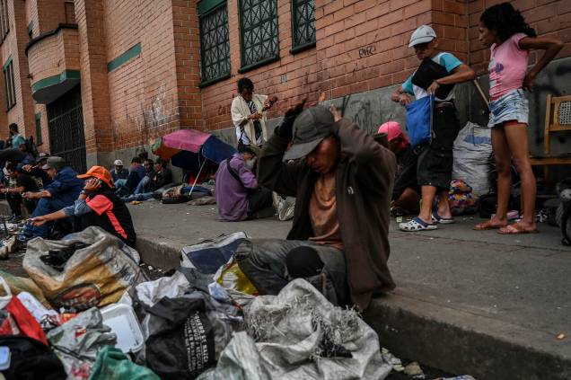 Viciados em drogas permanecem em uma rua do centro de Medellín, Colômbia, em 25 de fevereiro de 2022. Viciados em drogas permanecem em uma rua do centro de Medellín, Colômbia, em 25 de fevereiro de 2022.