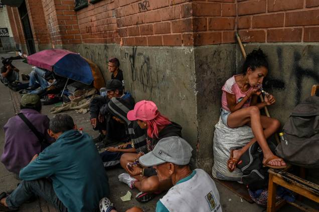 Viciados em drogas fumam basuco, uma droga altamente viciante que consiste em cocaína de baixa qualidade misturada com pasta de coca e outras substâncias, no centro de Medellín, Colômbia, em 28 de fevereiro de 2022. - Três décadas depois que o corpo baleado de Pablo Escobar foi deixado em um telhado de Medellín, o tráfico de drogas continua e, atualmente, os mercados de cocaína aromatizada, crack local, drogas farmacêuticas e alucinógenos à base de cetamina são abundantes em sua cidade natal. (Foto de JOAQUIN SARMIENTO/AFP) Viciados em drogas fumam basuco, uma droga altamente viciante que consiste em cocaína de baixa qualidade misturada com pasta de coca e outras substâncias, no centro de Medellín, Colômbia, em 28 de fevereiro de 2022. - Três décadas depois que o corpo baleado de Pablo Escobar foi deixado em um telhado de Medellín, o tráfico de drogas continua e, atualmente, os mercados de cocaína aromatizada, crack local, drogas farmacêuticas e alucinógenos à base de cetamina são abundantes em sua cidade natal. (Foto de JOAQUIN SARMIENTO/AFP)