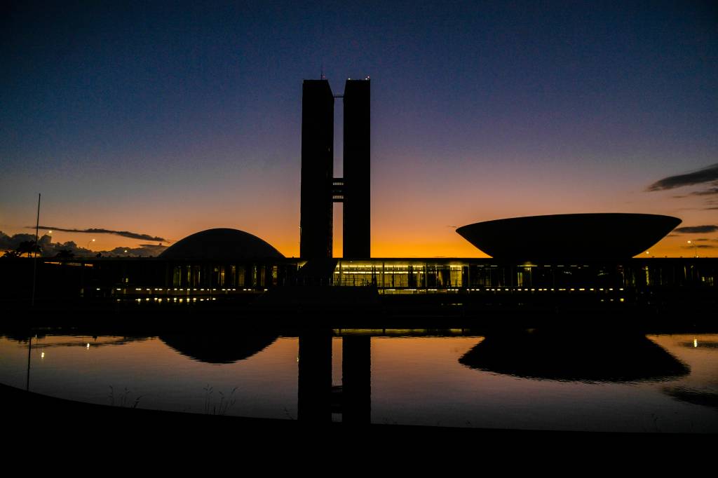 Lula dá mais dinheiro ao Congresso do que Bolsonaro