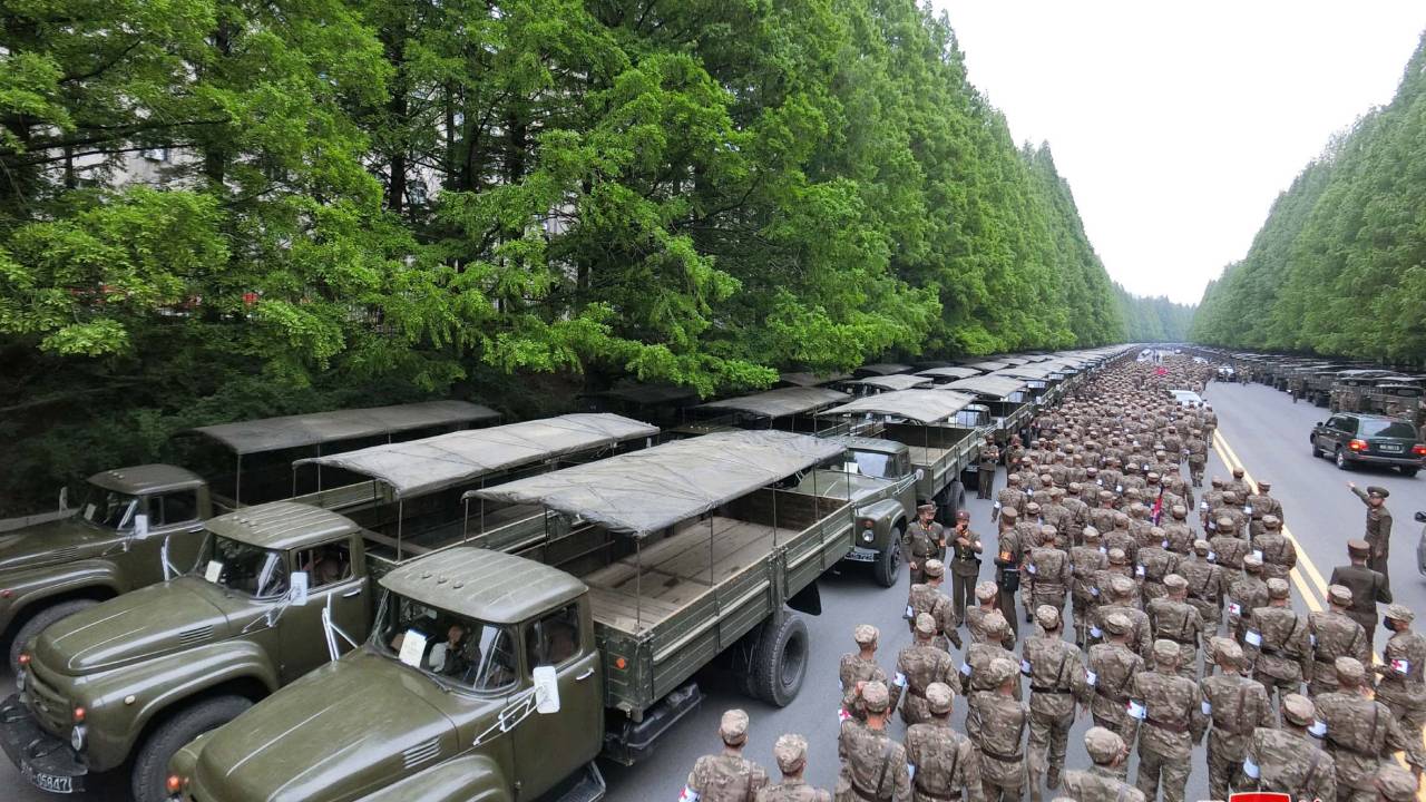 Pyongyang (Coreia, República Popular Democrática da), 16/05/2022.- Uma foto divulgada pela Agência Central de Notícias da Coreia do Norte (KCNA) mostra soldados norte-coreanos reunidos para prometer cumprir sua missão de fornecer medicamentos às farmácias em meio à campanha antiepidêmica do país; no Ministério da Defesa Nacional em Pyongyang, Coreia do Norte, 16 de maio de 2022 (emitido em 17 de maio de 2022). O Comitê Central do Partido dos Trabalhadores da Coréia ordenou que a área médica militar fornecesse medicamentos às farmácias sob o sistema de atendimento 24 horas. APENAS PARA USO EDITORIAL EFE/EPA/KCNA