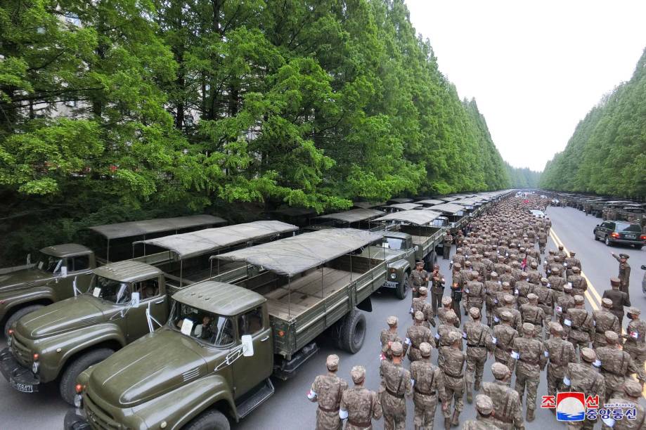 Soldados norte-coreanos reunidos para prometer cumprir sua missão de fornecer medicamentos às farmácias em meio à campanha antiepidêmica do país; no Ministério da Defesa Nacional em Pyongyang, Coréia do Norte, 16 de maio de 2022.