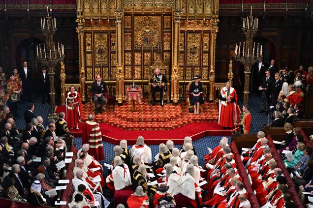 O príncipe britânico Charles, Príncipe de Gales, lê o Discurso da Rainha sentado ao lado da Coroa do Estado Imperial da Grã-Bretanha, Camilla Duquesa da Cornualha e do Britânico Príncipe William, Duque de Cambridge na Câmara dos Lordes, durante a Abertura Estadual do Parlamento, em Londres, em 10 de maio de 2022. O príncipe britânico Charles, Príncipe de Gales, lê o Discurso da Rainha sentado ao lado da Coroa do Estado Imperial da Grã-Bretanha, Camilla Duquesa da Cornualha e do Britânico Príncipe William, Duque de Cambridge na Câmara dos Lordes, durante a Abertura Estadual do Parlamento, em Londres, em 10 de maio de 2022.