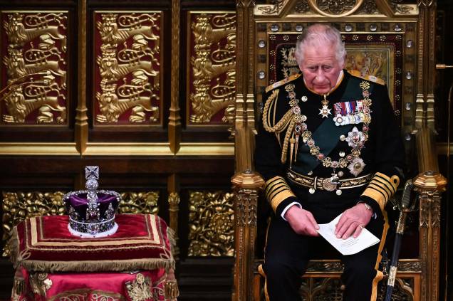 O príncipe britânico Charles, Príncipe de Gales, sentado ao lado da Coroa do Estado Imperial, após ler o discurso da Rainha Elizabeth, na Câmara dos Lordes, durante a Abertura Estadual do Parlamento, em Londres, em 10 de maio de 2022. O príncipe britânico Charles, Príncipe de Gales, sentado ao lado da Coroa do Estado Imperial, após ler o discurso da Rainha Elizabeth, na Câmara dos Lordes, durante a Abertura Estadual do Parlamento, em Londres, em 10 de maio de 2022.