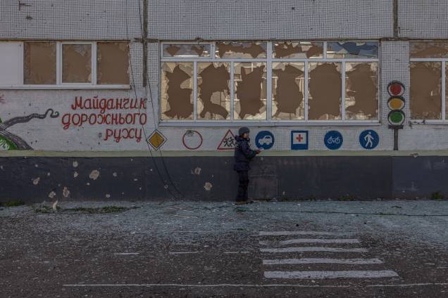 Oleksandr Gumenchak, funcionário do Serviço de Emergência do Estado da Ucrânia, verifica a área próxima a uma escola em busca de explosivos depois de ter sido atingida pelo bombardeio russo, nos arredores de Kharkiv, nordeste Ucrânia, 15 de abril de 2022. A segunda maior cidade da Ucrânia e seus arredores foram fortemente bombardeados pelas forças russas, com muitos civis mortos, desde que a invasão militar russa da Ucrânia começou em 24 de fevereiro de 2022. Oleksandr Gumenchak, funcionário do Serviço de Emergência do Estado da Ucrânia, verifica a área próxima a uma escola em busca de explosivos depois de ter sido atingida pelo bombardeio russo, nos arredores de Kharkiv, nordeste Ucrânia, 15 de abril de 2022. A segunda maior cidade da Ucrânia e seus arredores foram fortemente bombardeados pelas forças russas, com muitos civis mortos, desde que a invasão militar russa da Ucrânia começou em 24 de fevereiro de 2022.