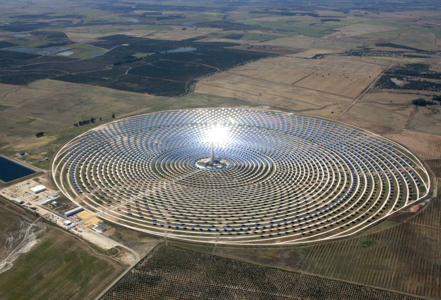 Usina termosolar Torresol Energy Gemasolar, em Fuentes na Andaluzia, próximo `a  Sevilla, sul da Espanha.