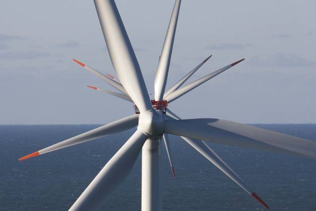 Turbina eólica no parque eólico Horns Reef na Dinamarca, `a cerca de 20 km do porto de Esbjerg. A Dinamarca, líder mundial na produção e consumo de energia eólica, construiu o maior parque eólico offshore do mundo no Mar do Norte. Turbina eólica no parque eólico Horns Reef na Dinamarca, `a cerca de 20 km do porto de Esbjerg. A Dinamarca, líder mundial na produção e consumo de energia eólica, construiu o maior parque eólico offshore do mundo no Mar do Norte.