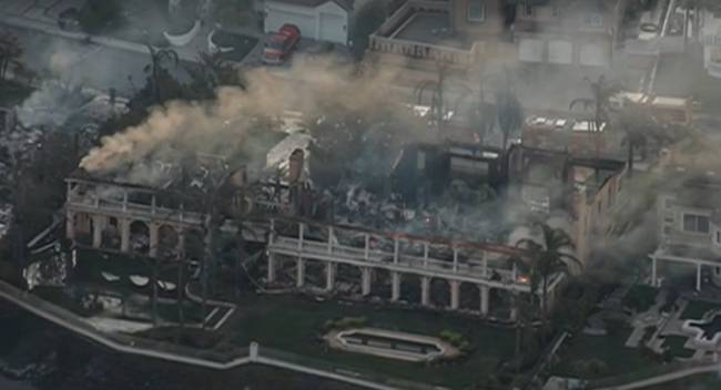 california-fires-2022 Frame de vídeo veiculado na televisão americana mostra incêndio consumindo construções no Orange County, no sul da Califórnia - 12/05/2022