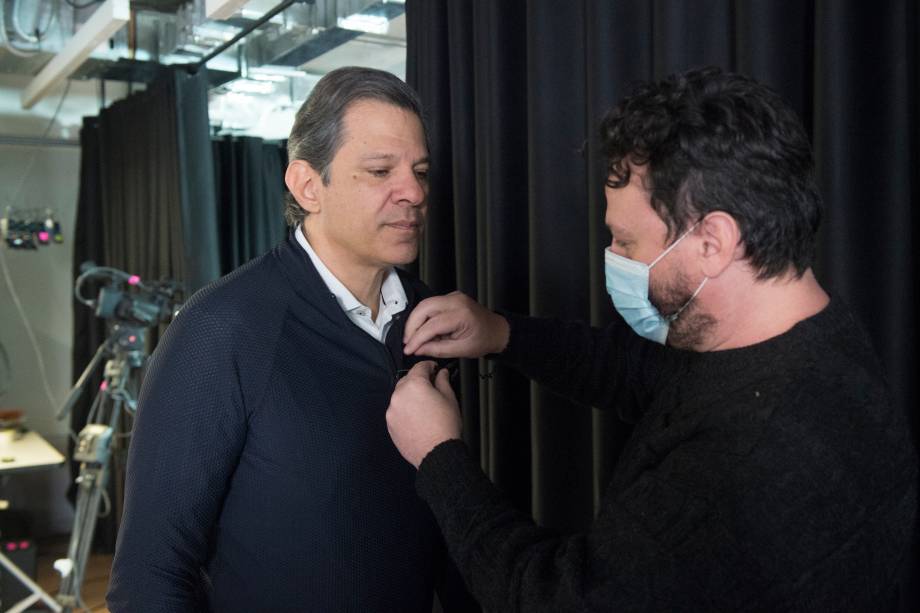 Técnico de som colocando o microfone de Haddad - Técnico de som colocando o microfone de Haddad -