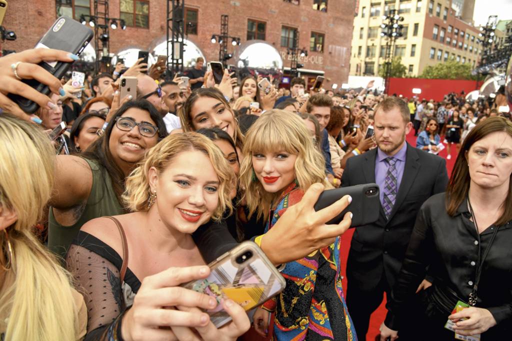 GettyImages-1170393483.jpg CONTROLE - Taylor Swift mima os fãs na rua: a cantora manda, eles fazem -