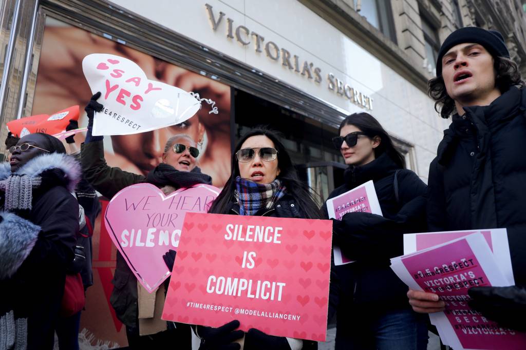Activists Demonstrate Against Victoria’s Secret Over Allegations Of Sexual Harassment By Top Executives QUEDA - Manifestação nos EUA: ativistas protestam contra a falta de diversidade -