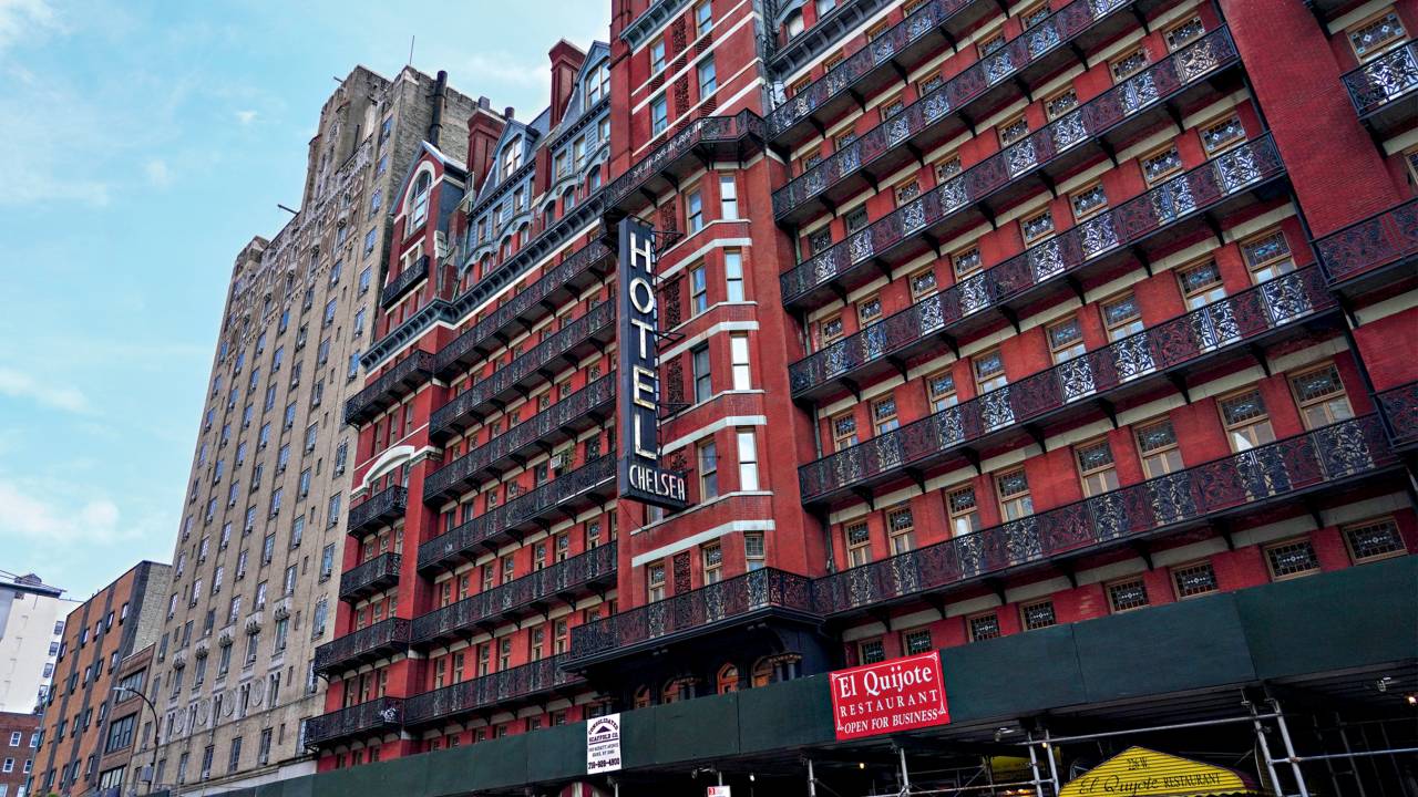 IMPONENTE - 222 West 23rd Street: o hotel abriu as portas em 1884 e até hoje mantém sua avermelhada fachada neogótica -