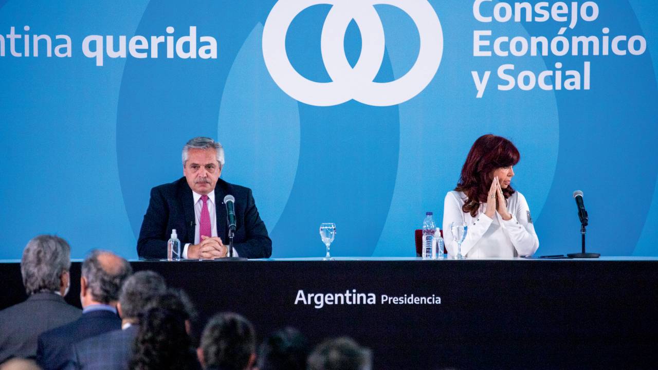 DE MAL A PIOR - O presidente Alberto Fernández e a vice, Kirchner: guerra aberta em pleno desmoronamento da economia -