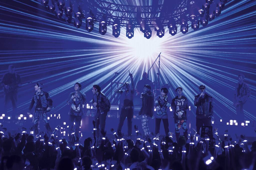 GettyImages-1236722745.jpg EXÉRCITO - BTS (em show com participação do Coldplay): os seguidores têm até um manual para levar os ídolos ao topo -