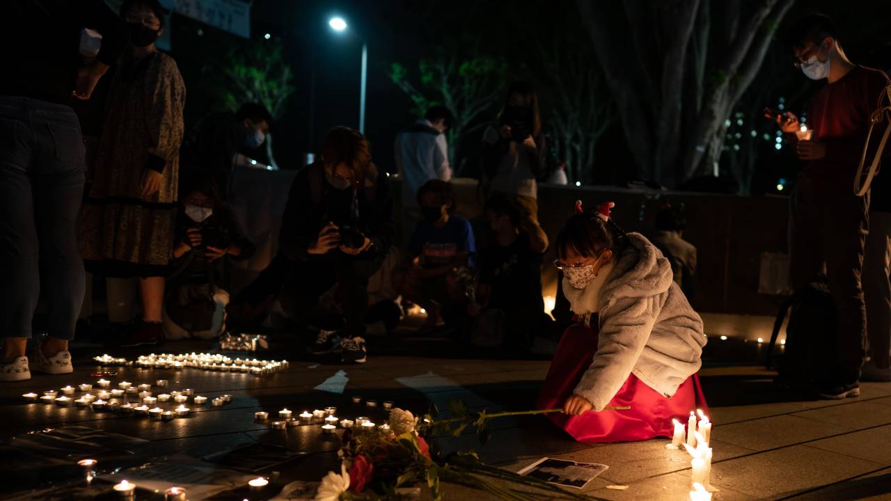 Vigília na Universidade Chinesa de Hong Kong após remoção de estátua. 24/12/2021