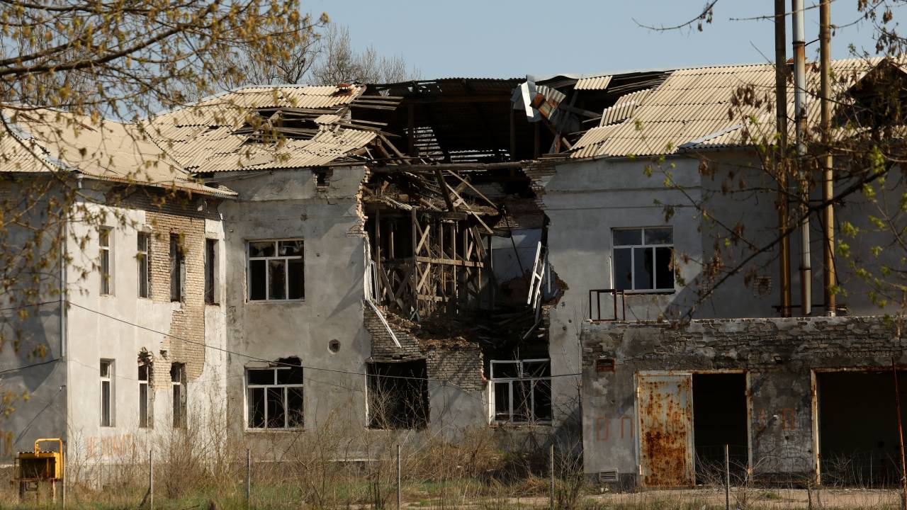 Severodonetsk, UcrâniaAPRIL 15, 2022Um edifício permanece destruído da guerra de 2014 entre a Ucrânia e a Rússia perto da cidade de Severodonetsk. A guerra Ucrânia-Rússia continua na cidade de Severodonetsk, para onde a maioria dos moradores partiu, mas alguns permanecem em 15 de julho de 2022. (Carolyn Cole / Los Angeles Times via Getty Images)