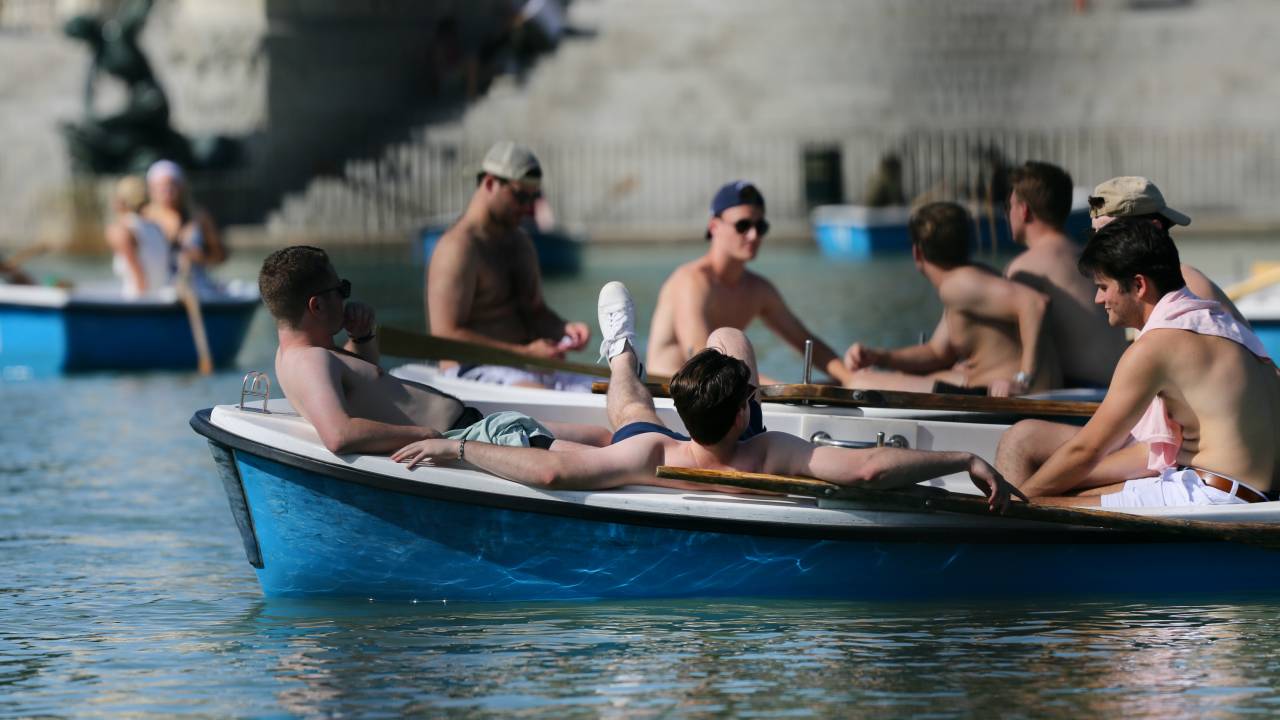 MADRID, SPAIN - MAY 17: A group of kids in the boats of El Retiro on a day when Spain has begun to suffer an "important" warm episode with midsummer temperatures, on 17 May, 2022 in Madrid, Spain. Some areas of the peninsula will touch 40 degrees Celsius and tropical nights. According to the AEMET, this episode could become the earliest heat wave in Spain since records have been kept. These high temperatures are due to a concurrence of factors and, in this case, the Peninsula will be under the influence of an anticyclonic ridge, an area of high pressure in the middle and upper levels of the troposphere in which downward air movements occur. (Photo By Cezaro De Luca/Europa Press via Getty Images)