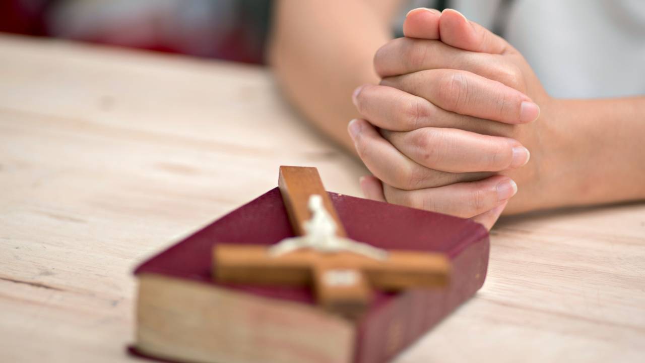 RITUAIS EM BAIXA - Bíblia e reza: as novas gerações estão tomando rumos espirituais próprios -