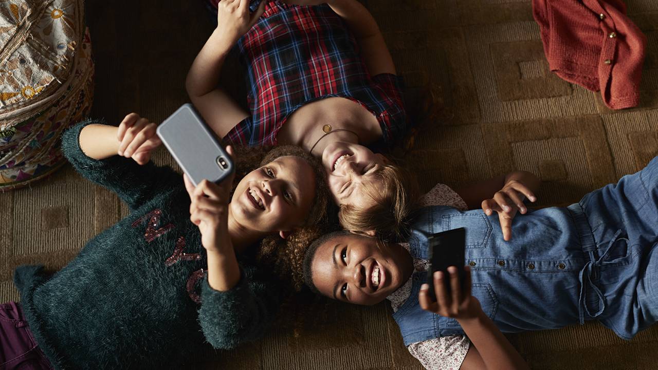 AUTOESTIMA - Precoces: garotas, que amadurecem antes que os garotos, sofrem mais com a internet -
