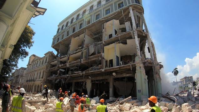 Trabalhadores nos escombros, buscam vítimas após uma forte explosão de gás, no Hotel Saratoga em Havana, capital cubana. Trabalhadores nos escombros, buscam vítimas após uma forte explosão de gás, no Hotel Saratoga em Havana, capital cubana.