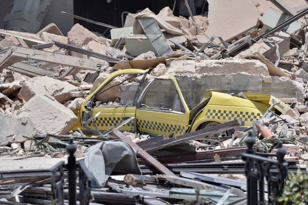 Veículo destruído nos escombros, após uma explosão no Hotel Saratoga, em Havana, em 6 de maio de 2022. - Oito pessoas morreram e cerca de 30 ficaram feridas. O governo cubano disseinformou que a explosão foi provavelmente causada por um vazamento de gás. Veículo destruído nos escombros, após uma explosão no Hotel Saratoga, em Havana, em 6 de maio de 2022. - Oito pessoas morreram e cerca de 30 ficaram feridas. O governo cubano disseinformou que a explosão foi provavelmente causada por um vazamento de gás.