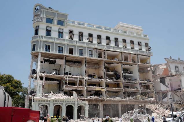 Vista do Hotel Saratoga em Havana parcialmente destruído, após uma forte explosão, em 6 de maio de 2022. Oito pessoas morreram e cerca de 30 ficaram feridas, que destruiu parcialmente um hotel cinco estrelas no centro da cidade, disse o governo cubano, acrescentando a explosão foi provavelmente causada por um vazamento de gás. Vista do Hotel Saratoga em Havana parcialmente destruído, após uma forte explosão, em 6 de maio de 2022. Oito pessoas morreram e cerca de 30 ficaram feridas, que destruiu parcialmente um hotel cinco estrelas no centro da cidade, disse o governo cubano, acrescentando a explosão foi provavelmente causada por um vazamento de gás.