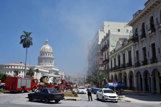 Equipes de resgate trabalham para encontrar vítimas, após uma explosão no hotel Saratoga, em Havana, em 6 de maio de 2022. Equipes de resgate trabalham para encontrar vítimas, após uma explosão no hotel Saratoga, em Havana, em 6 de maio de 2022.