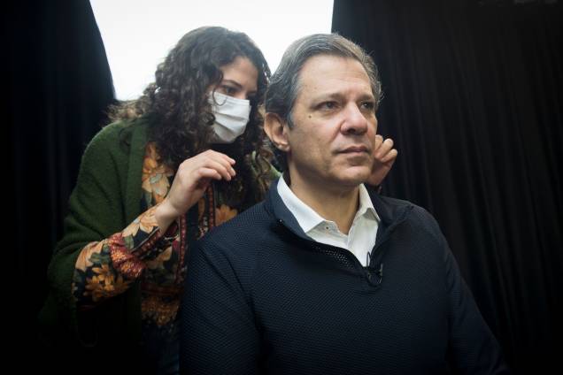 Maquiadora ajustando o cabelo do ex-prefeito de São Paulo - Maquiadora ajustando o cabelo do ex-prefeito de São Paulo -