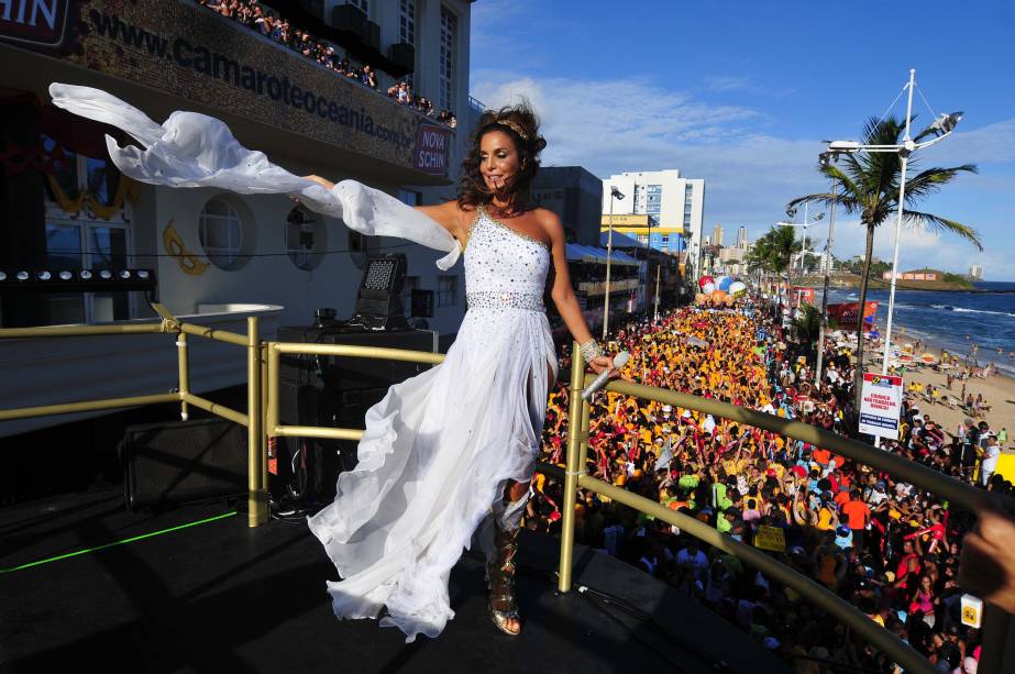 Ivete Sangalo no Carnaval da Bahia, vestida de deusa grega, no comando do trio elétrico Cerveja & Cia, 2009. Ivete Sangalo no Carnaval da Bahia, vestida de deusa grega, no comando do trio elétrico Cerveja & Cia, 2009.
