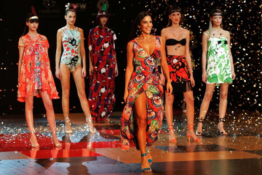 Cantora Ivete Sangalo, desfila no São Paulo Fashion Week, para a grife Neon, 2007. Cantora Ivete Sangalo, desfila no São Paulo Fashion Week, para a grife Neon, 2007.