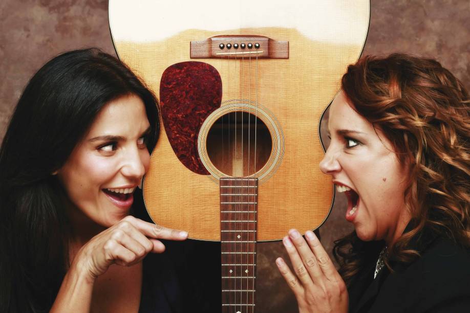 As cantoras Ivete Sangalo e Ana Carolina em ensaio fotográfico para a revista Veja, 2007. As cantoras Ivete Sangalo e Ana Carolina em ensaio fotográfico para a revista Veja, 2007.