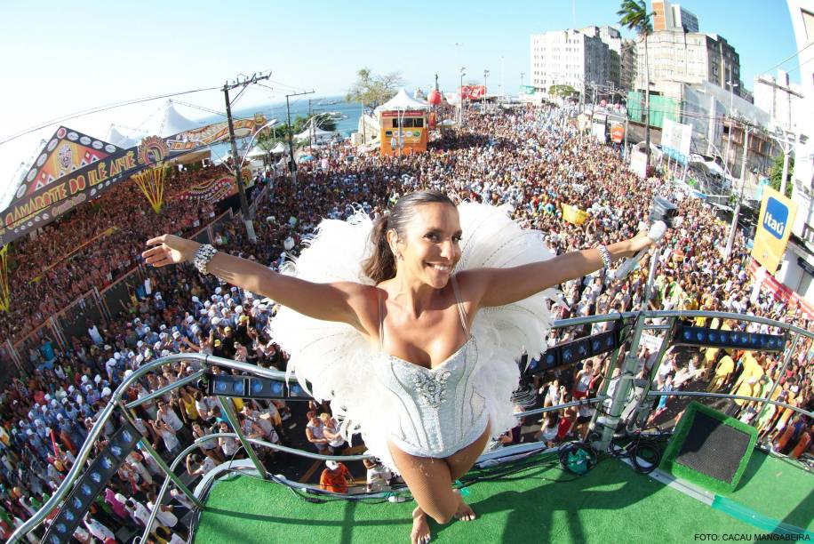 Cantora Ivete Sangalo no trio elétrico do Carnaval de Salvador-Bahia, 2009. Cantora Ivete Sangalo no trio elétrico do Carnaval de Salvador-Bahia, 2009.