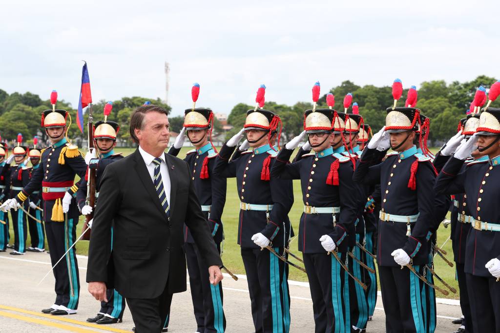 Presença de militares em cargos civis dispara sob Bolsonaro, revela estudo