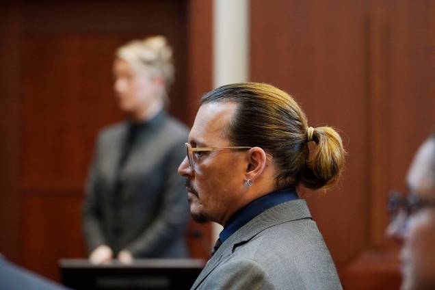 A atriz Amber Heard e seu ex-marido Johnny Depp, assistem o júri no Tribunal do Condado de Fairfax em Fairfax, Virgínia, em 16 de maio de 2022. A atriz Amber Heard e seu ex-marido Johnny Depp, assistem o júri no Tribunal do Condado de Fairfax em Fairfax, Virgínia, em 16 de maio de 2022.