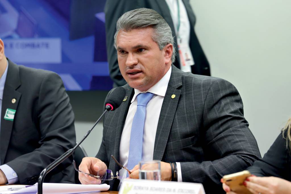JULIAN LEMOS-2019-5.jpg SEM SAÍDA - Julian Lemos: “Estamos entre o copo de fel e o copo de vinagre” -