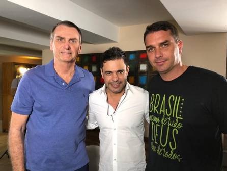 Bolsonaro ao lado de Zezé Di Camargo e Flávio Bolsonaro