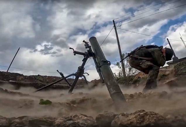 Vídeo divulgado pelo serviço de imprensa do Ministério da Defesa da Rússia mostra um militar russo disparando um morteiro durante combates na região de Kharkiv, Ucrânia, 16 de maio de 2022. Vídeo divulgado pelo serviço de imprensa do Ministério da Defesa da Rússia mostra um militar russo disparando um morteiro durante combates na região de Kharkiv, Ucrânia, 16 de maio de 2022.