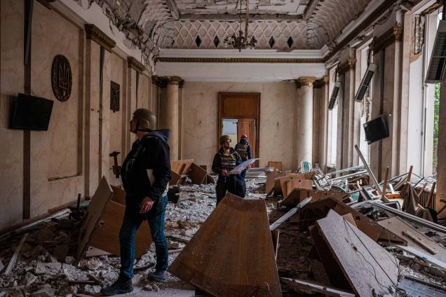 Engenheiros de construção examinam um edifício danificado da Administração Estatal Regional de Kharkiv em 16 de maio de 2022, que foi fortemente bombardeado durante a invasão russa da Ucrânia. Engenheiros de construção examinam um edifício danificado da Administração Estatal Regional de Kharkiv em 16 de maio de 2022, que foi fortemente bombardeado durante a invasão russa da Ucrânia.
