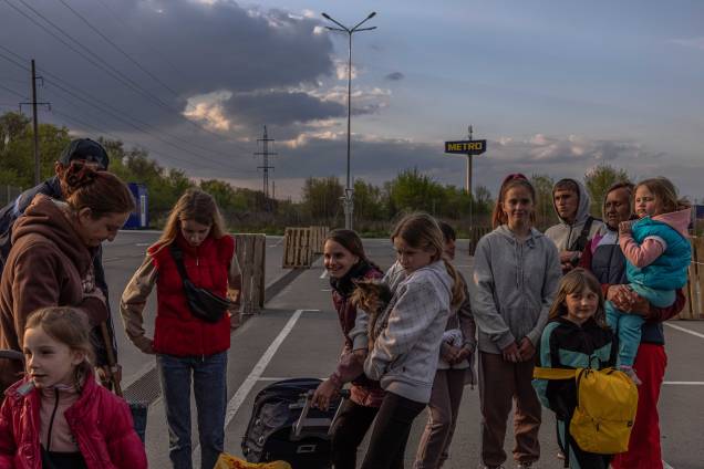 Famílias se reúnem, após chegarem da cidade de Tokmak, ocupada pelos russos, no ponto de evacuação em Zaporizhzhia, Ucrânia, 02 de maio de 2022. Famílias se reúnem, após chegarem da cidade de Tokmak, ocupada pelos russos, no ponto de evacuação em Zaporizhzhia, Ucrânia, 02 de maio de 2022.