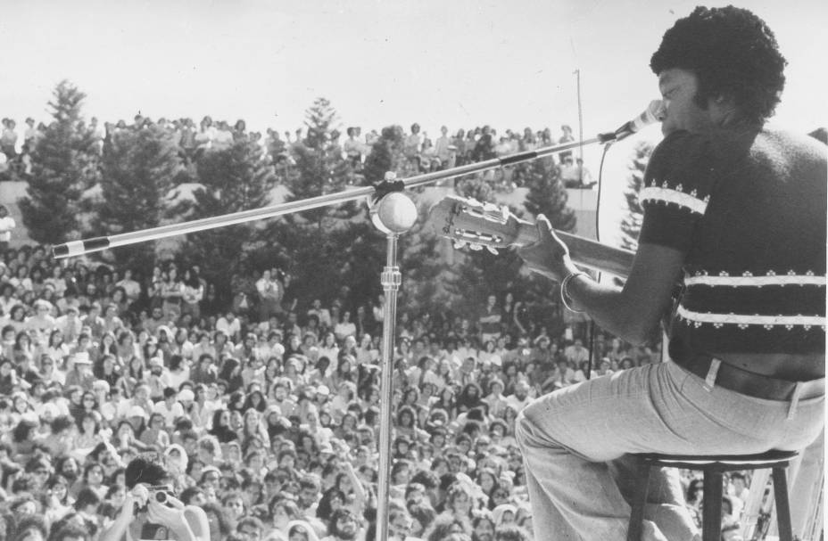 Milton Nascimento se apresentando em show, na cidade de Belo Horizonte. Anos 80.