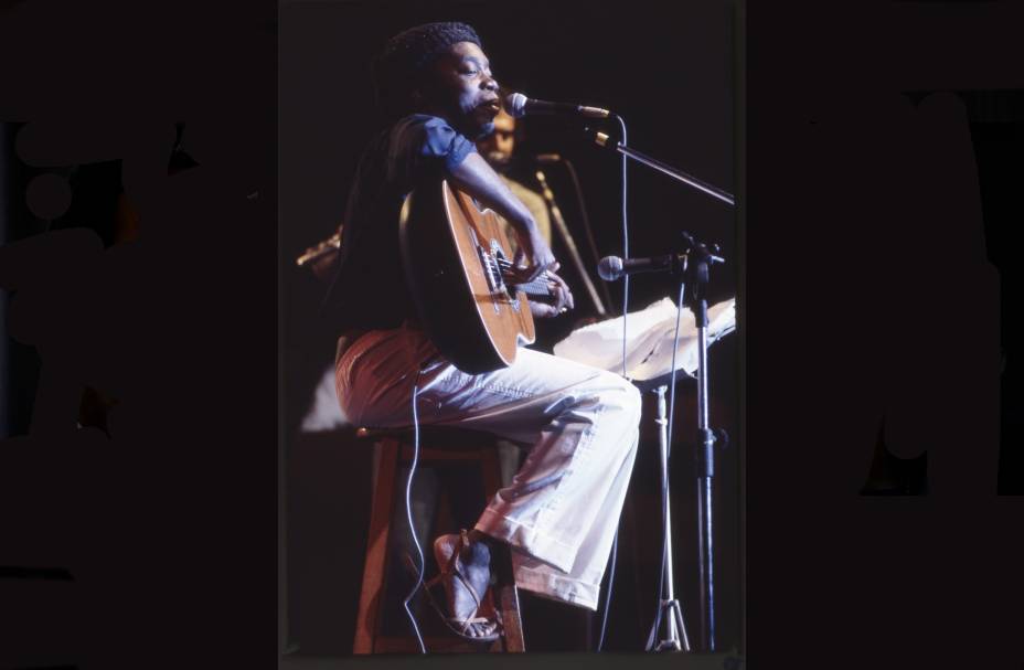 Milton Nascimento durante show em Porto Alegre, nos anos 80.