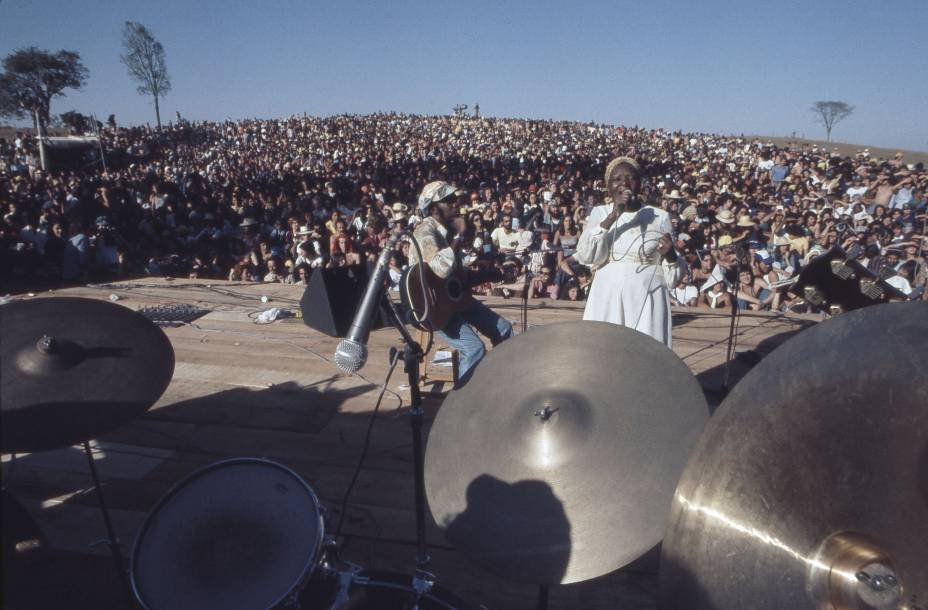 Clementina de Jesus com Milton Nascimento no show comemorativo da inauguração da Praça Travessia, em Três Pontas, Minas Gerais, em 1977.