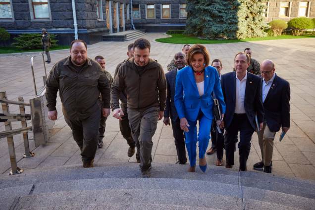 Kiev (Ucrânia), 01 de maio de 2022 mostra o presidente ucraniano Volodymyr Zelensky com a presidente da Câmara do Congresso dos Estados Unidos, Nancy Pelosi e sua delegação `a caminho de uma reunião, no palácio presidencial. Kiev (Ucrânia), 01 de maio de 2022 mostra o presidente ucraniano Volodymyr Zelensky com a presidente da Câmara do Congresso dos Estados Unidos, Nancy Pelosi e sua delegação `a caminho de uma reunião, no palácio presidencial.