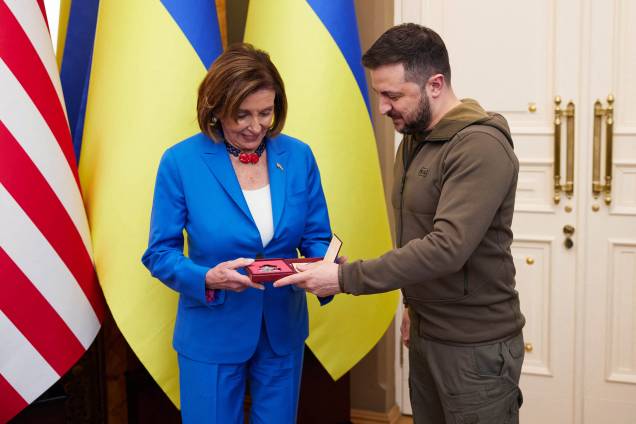 Em 1º de maio de 2022 mostra o presidente da Ucrânia Volodymyr Zelensky recebendo a presidente da Câmara do Congresso dos Estados Unidos, Nancy Pelosi, durante sua reunião em Kiev. Em 1º de maio de 2022 mostra o presidente da Ucrânia Volodymyr Zelensky recebendo a presidente da Câmara do Congresso dos Estados Unidos, Nancy Pelosi, durante sua reunião em Kiev.