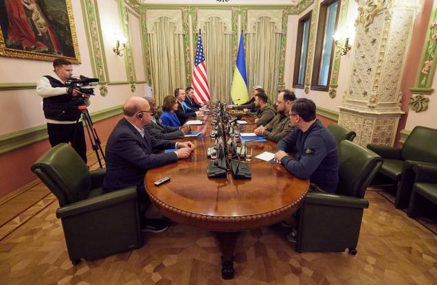 Foto divulgada pelo Serviço de Imprensa Presidencial da Ucrânia em 1º de maio de 2022 mostra o presidente da Ucrânia Volodymyr Zelensky recebendo a presidente da Câmara do Congresso dos Estados Unidos, Nancy Pelosi, durante sua reunião em Kiev. Foto divulgada pelo Serviço de Imprensa Presidencial da Ucrânia em 1º de maio de 2022 mostra o presidente da Ucrânia Volodymyr Zelensky recebendo a presidente da Câmara do Congresso dos Estados Unidos, Nancy Pelosi, durante sua reunião em Kiev.