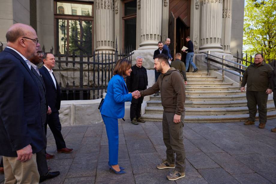 Presidente da Ucrânia Volodymyr Zelensky recebendo a presidente da Câmara do Congresso dos Estados Unidos, Nancy Pelosi , durante sua reunião em Kiev.