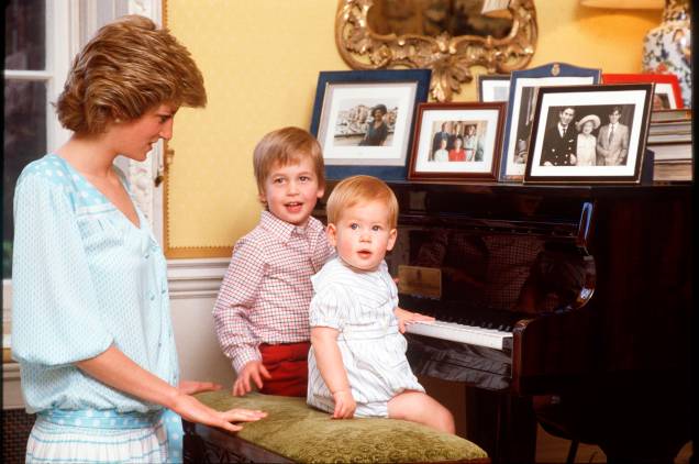 Princesa Diana, com seus filhos, William e Herry, em 1985. Princesa Diana, com seus filhos, William e Herry, em 1985.